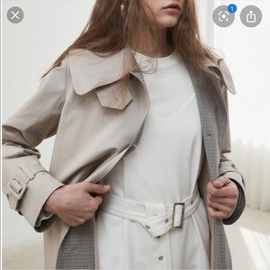 Marron edition beige trench coat